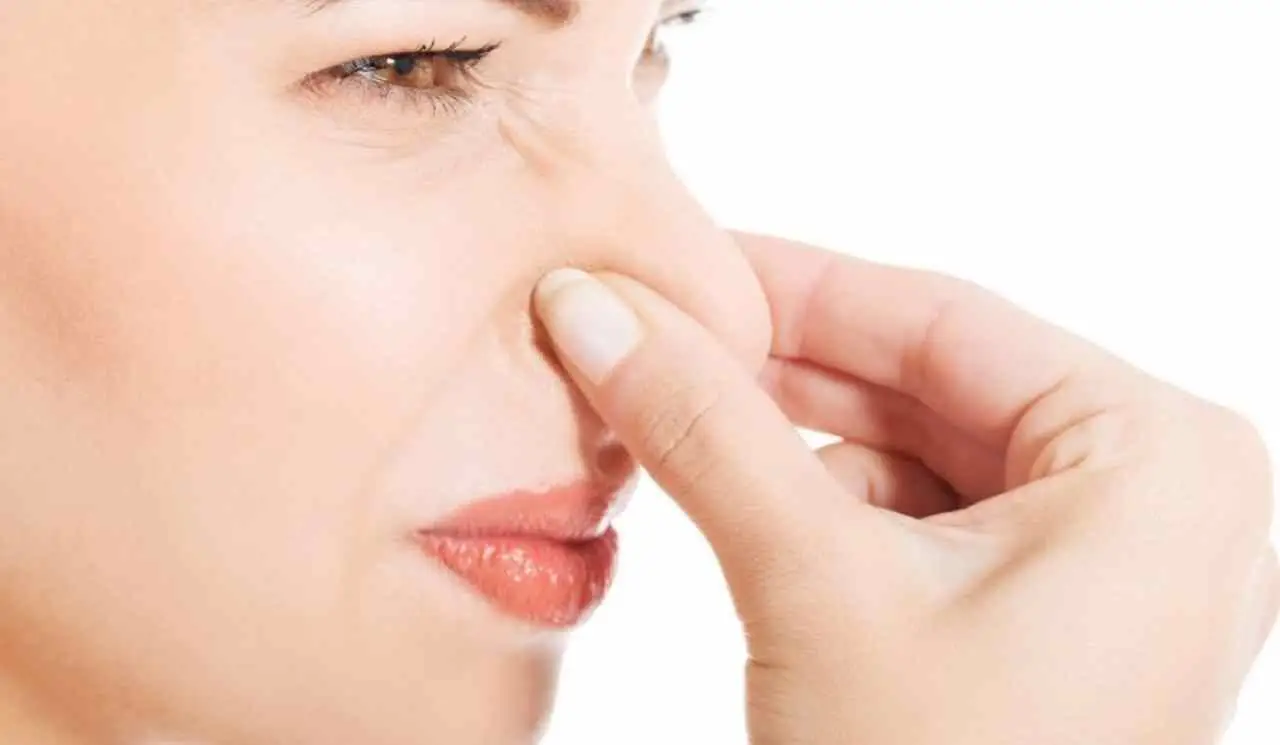 Se senti spesso odori strani, ecco cosa significa: lo spiega il neurologo