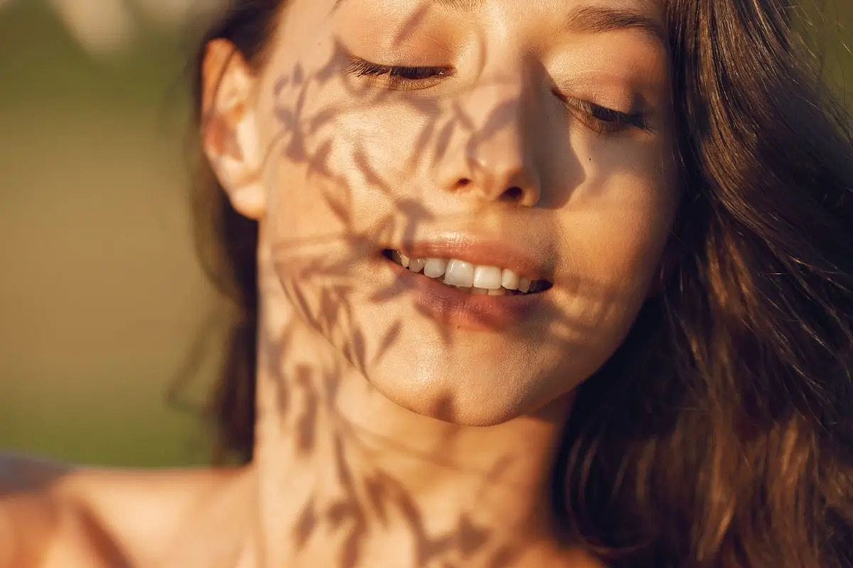 Come preparare la pelle al sole: il trucco naturale che puoi fare adesso