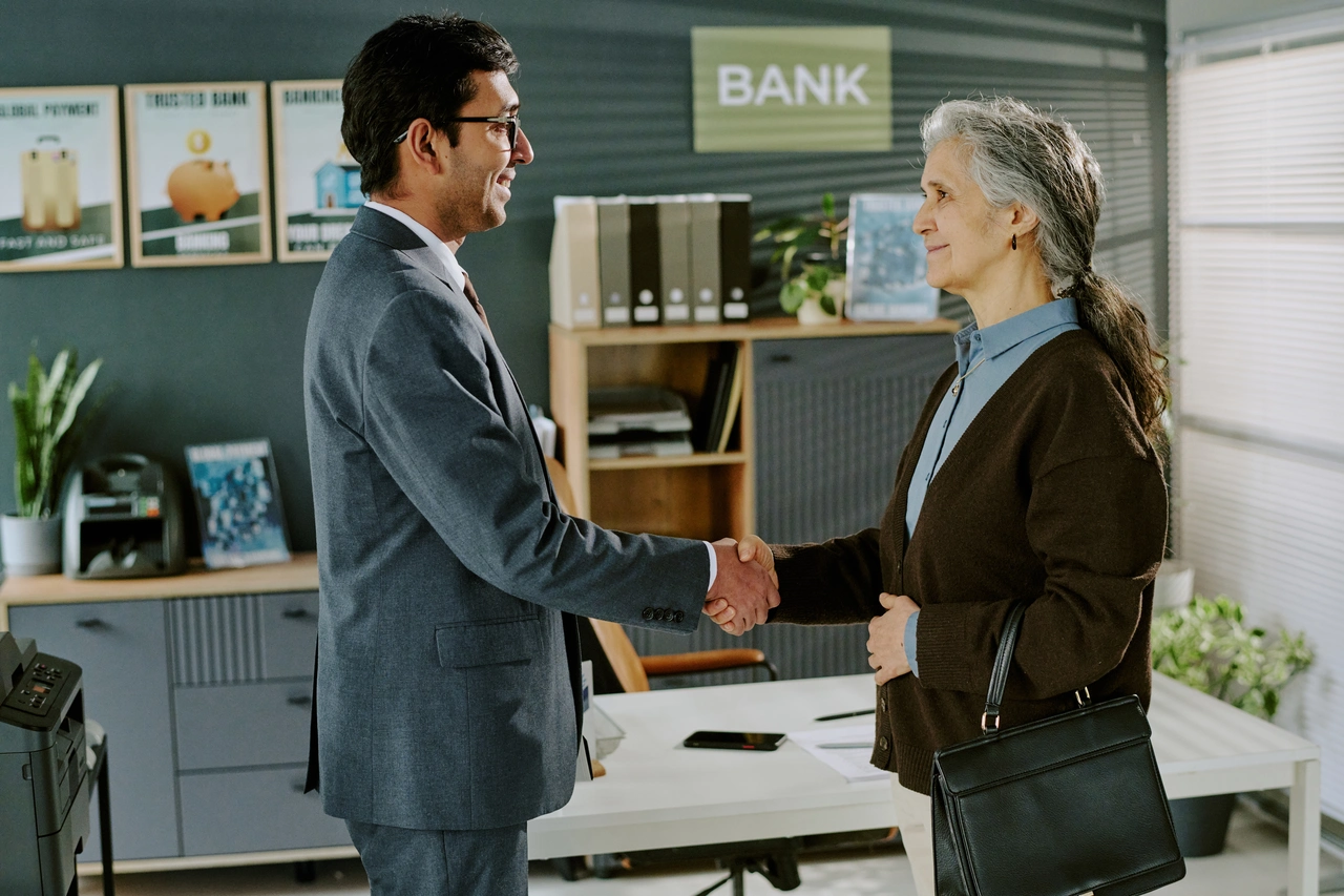 Ecco come distinguere tra banchiere e bancario: il chiarimento che molti ignorano