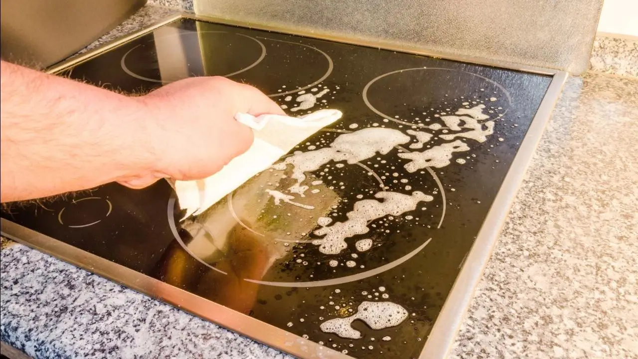 Metodo veloce per rimuovere il calcare dal piano cottura in vetro: funziona davvero