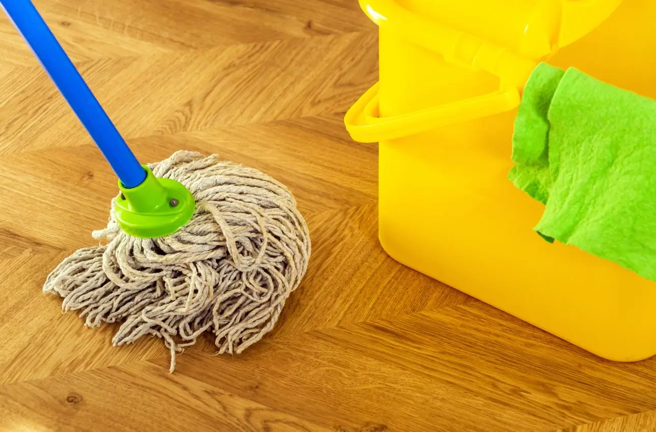 Attenzione a questo errore comune: stai rovinando il parquet usando lo straccio sbagliato